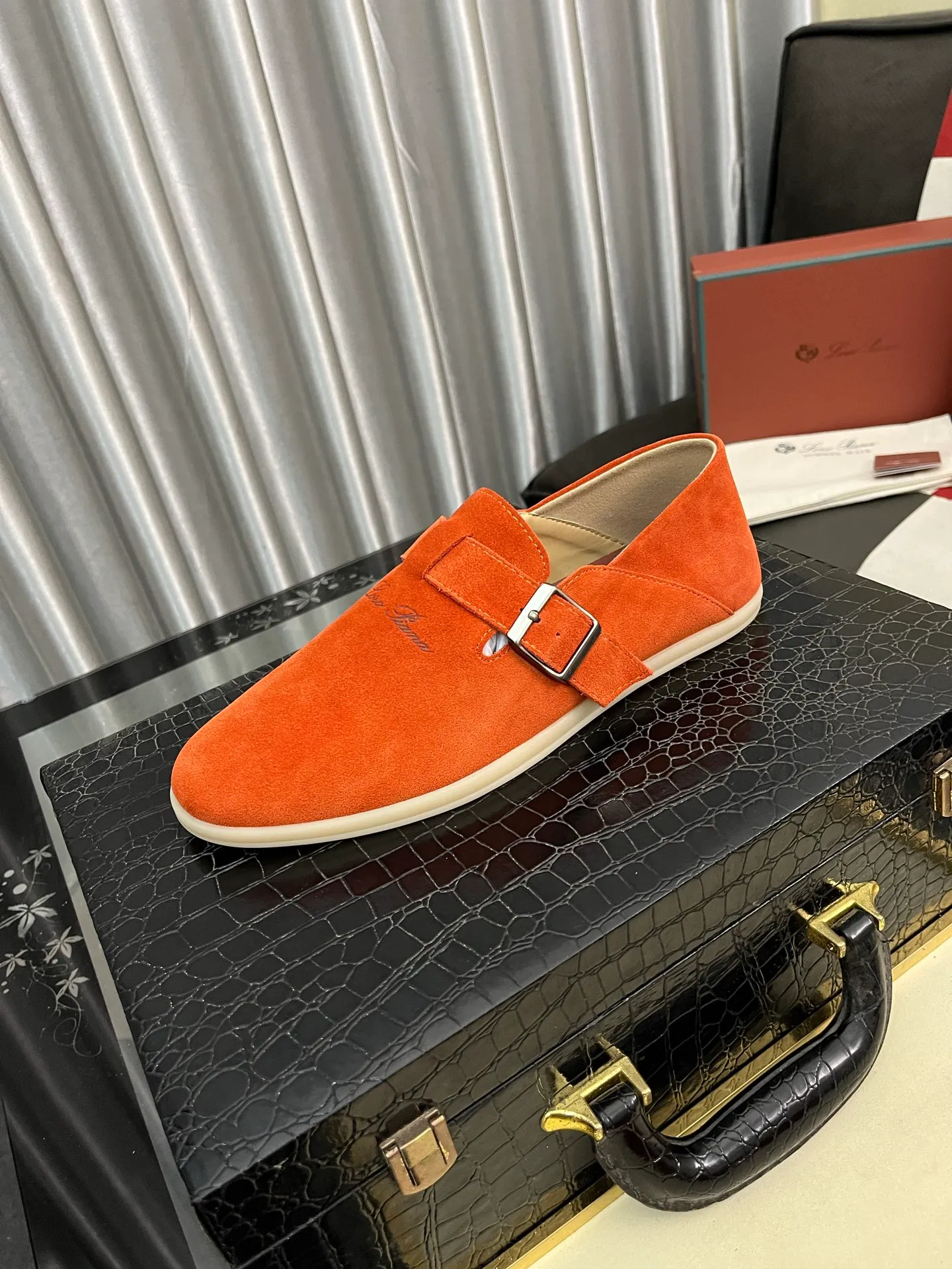 Men's men's shoes 💰458⌚️⌚️ Loro Piana's classic hot model lp top version of Pili casual shoes. It turns out that these are the casual shoes that are said to be able to walk 20,000 steps without getting tired. This pair has both good looks and feel. You will be completely lost as soon as you put it on. The minimalist design is eye-catching and durable, and it is a bonus for dressing. The soft feeling on the feet has outstanding texture, and it is very nice without abrasion on the feet. The soft and waxy soles make it easy to wear for daily use for a long time. Who can resist a pair of versatile and good-looking loafers? Don't be too elegant at all, the feel and texture of the feet are good, the key is to make the legs look longer and not tire the feet, the main thing is that it is just right!        Material: Original cowhide Lining: Original sheepskin Outsole: Original sole Size: 38-44